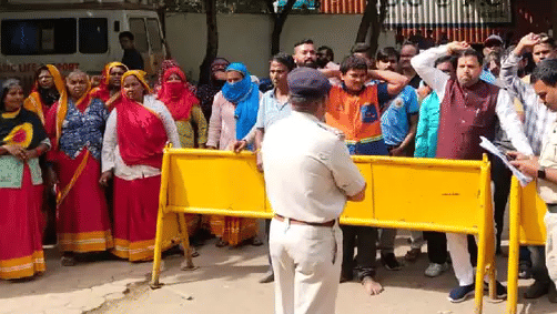 Cleaning friends surrounded Chandan Nagar police station