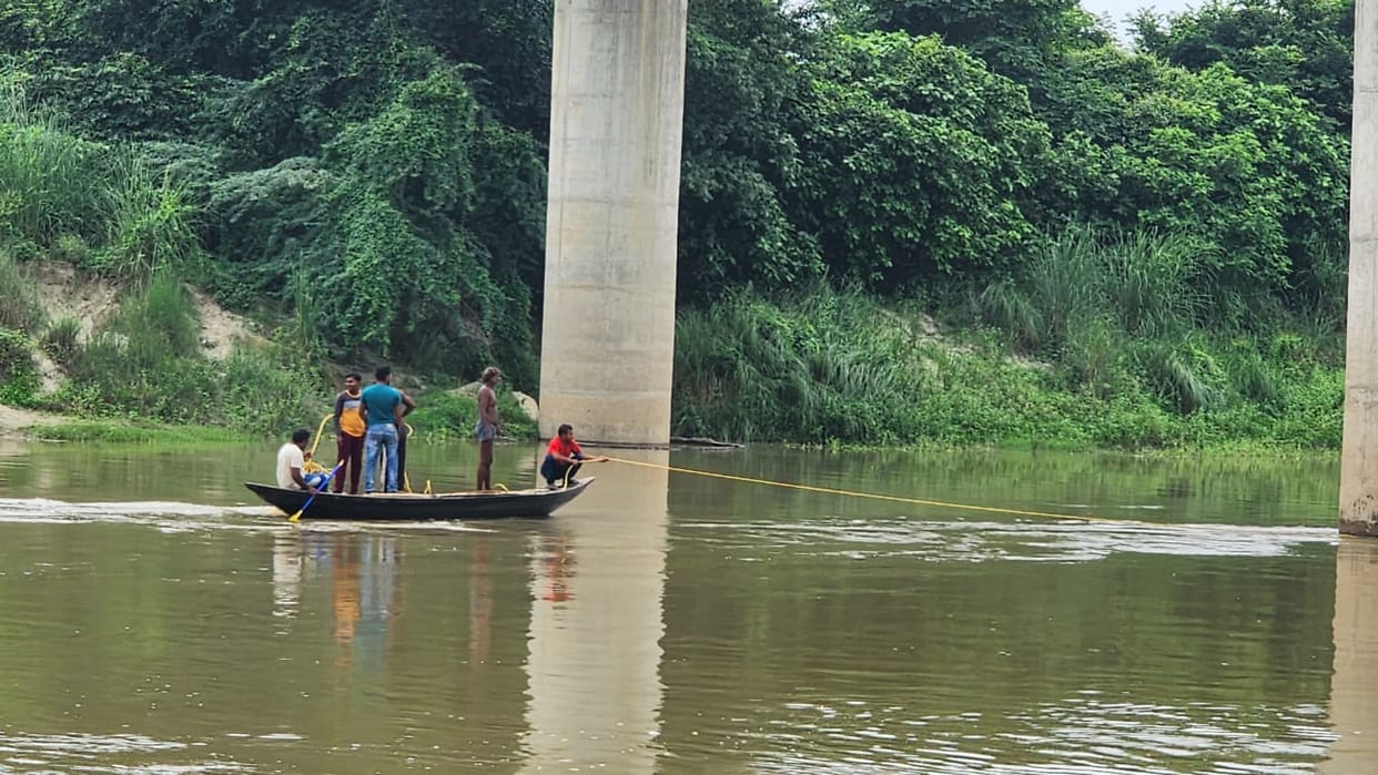 Jaunpur: The girl wrote in the letter- 'I will embrace death', then went missing, sandal found on the bridge