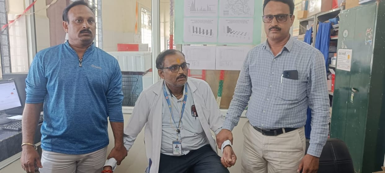 Betul News: Lab assistant was taking bribe for CMHO in Betul, Lokayukta caught red handed