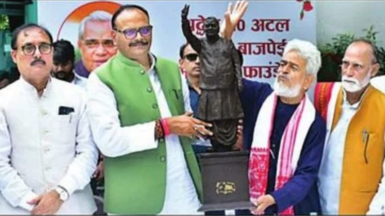 Former PM Atal Bihari Vajpayee's statue will be installed in convention center in Lucknow.
