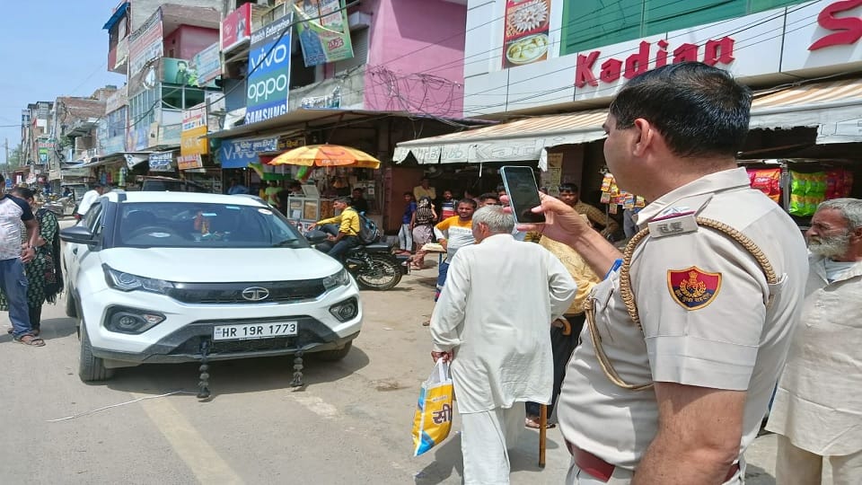 Car rider couple got entangled with policeman in Dadri