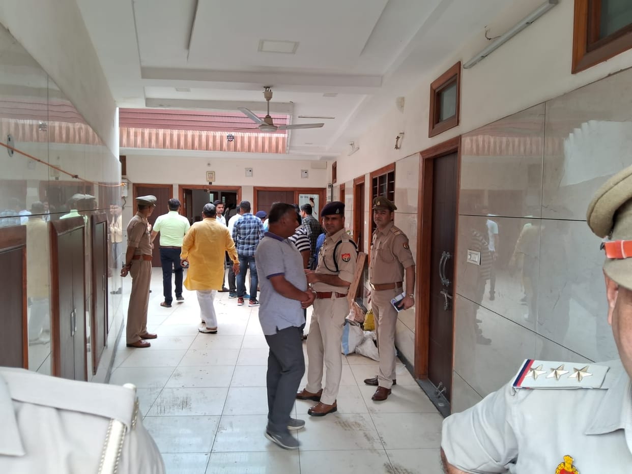 Firce firing on husband wife in Meerut in Broad daylight, husband died