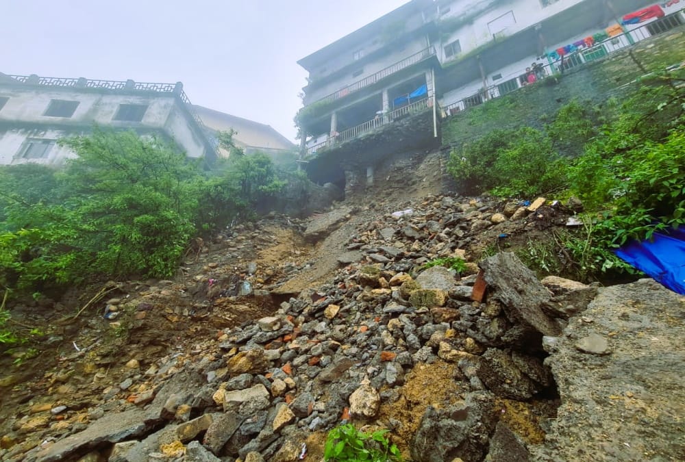 Mussoorie News Landslide under three storey building in Kincraig five families shifted
