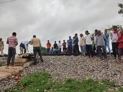 Sambhal: Overloaded truck broke railway gate, Bareilly-Aligarh Express stopped half hour due to jam