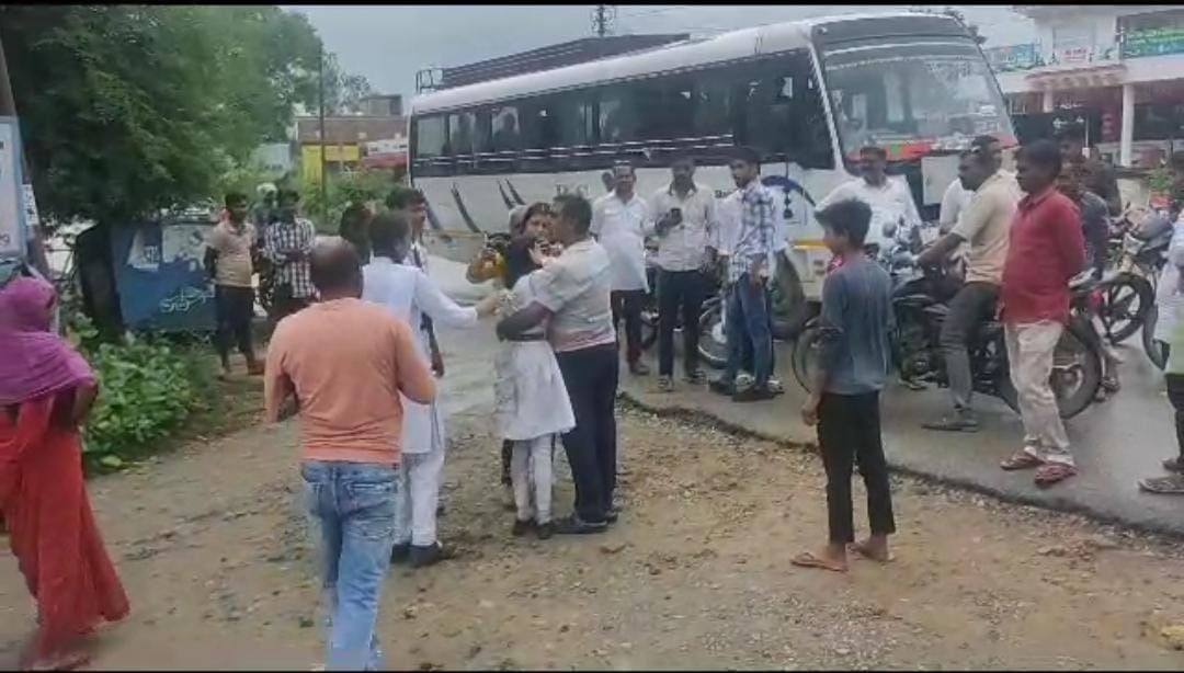 overspeed bus collided with auto full of students in mau 15 injured