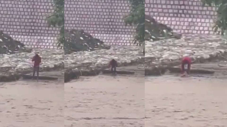 Rishikesh News Boy swept away in River and save himself  started doing sit ups and apologizing Video Viral
