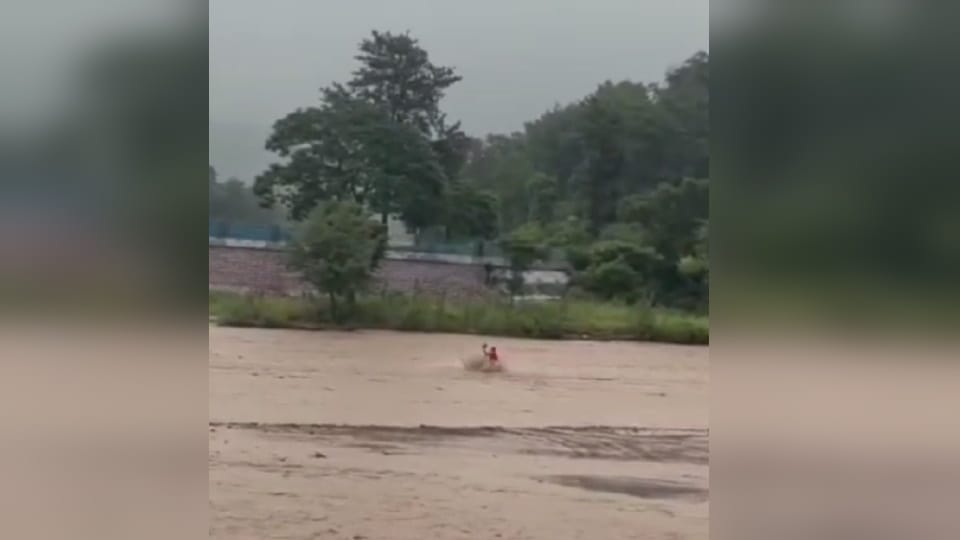 Rishikesh News Boy swept away in River and save himself  started doing sit ups and apologizing Video Viral
