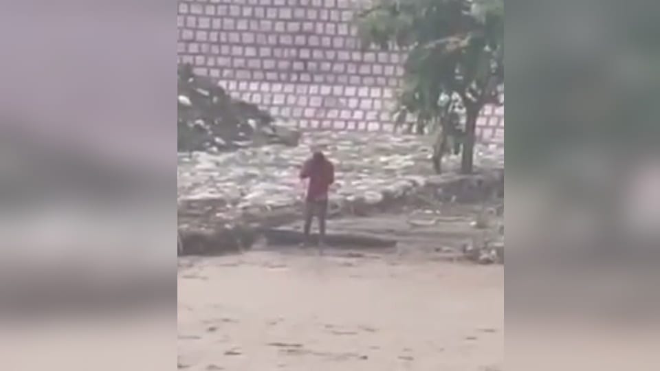 Rishikesh News Boy swept away in River and save himself  started doing sit ups and apologizing Video Viral
