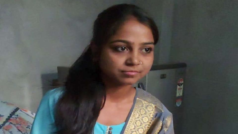 newly married woman hanged herself in Nand Nagri