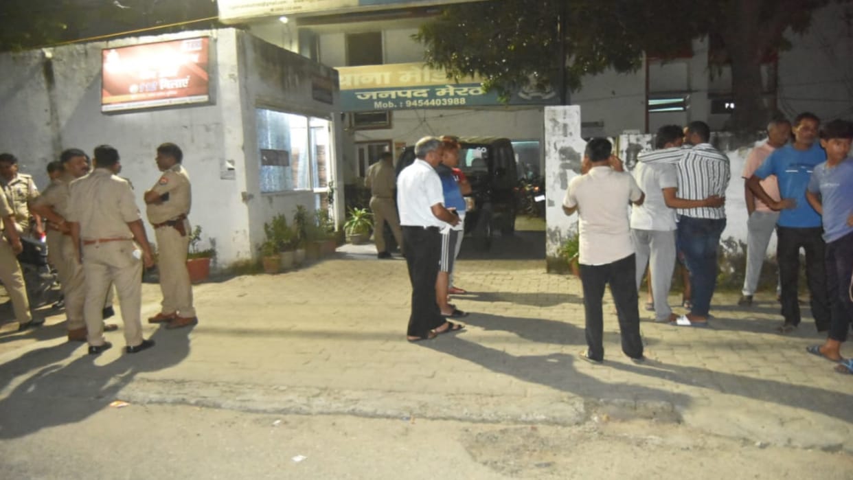 Meerut News: The peoples have caught a girl with youth in a room in Ajanta Colony