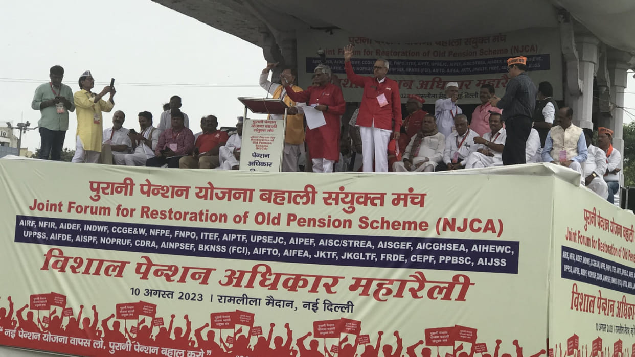 Government employees shouted at OPS in Ramlila Maidan, said 'old pension' will have to be given