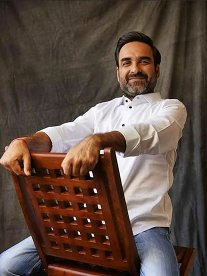 Pankaj Tripathi : पिता का श्राद्ध कर पहुंचे स्कूल तो बरसे फूल; अपने विद्यालय को पिता की याद में दी लाइब्रेरी Pankaj Tripathi Gave library to his school in memory of his father. omg bollywood actor