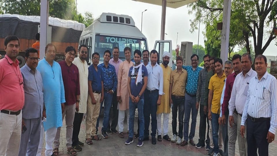 Teachers and employees of Hathras roared in Delhi