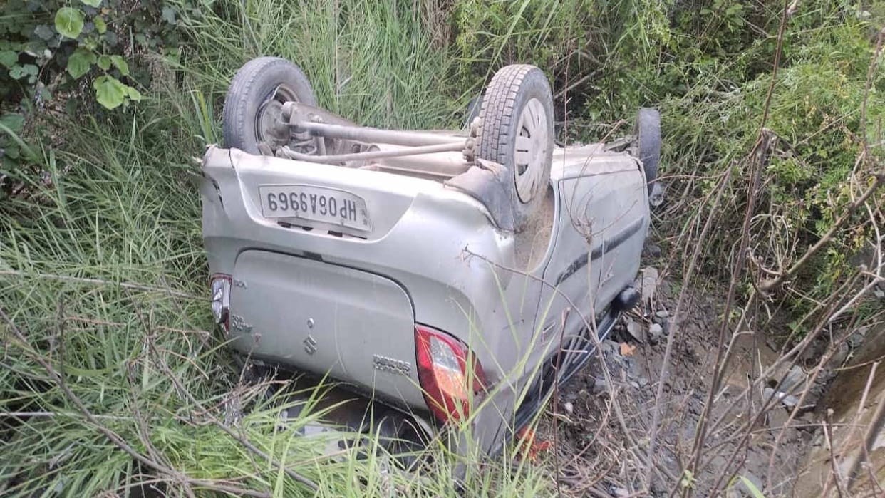 Road Accident: Car fell into 100 feet deep gorge in delath, three injured