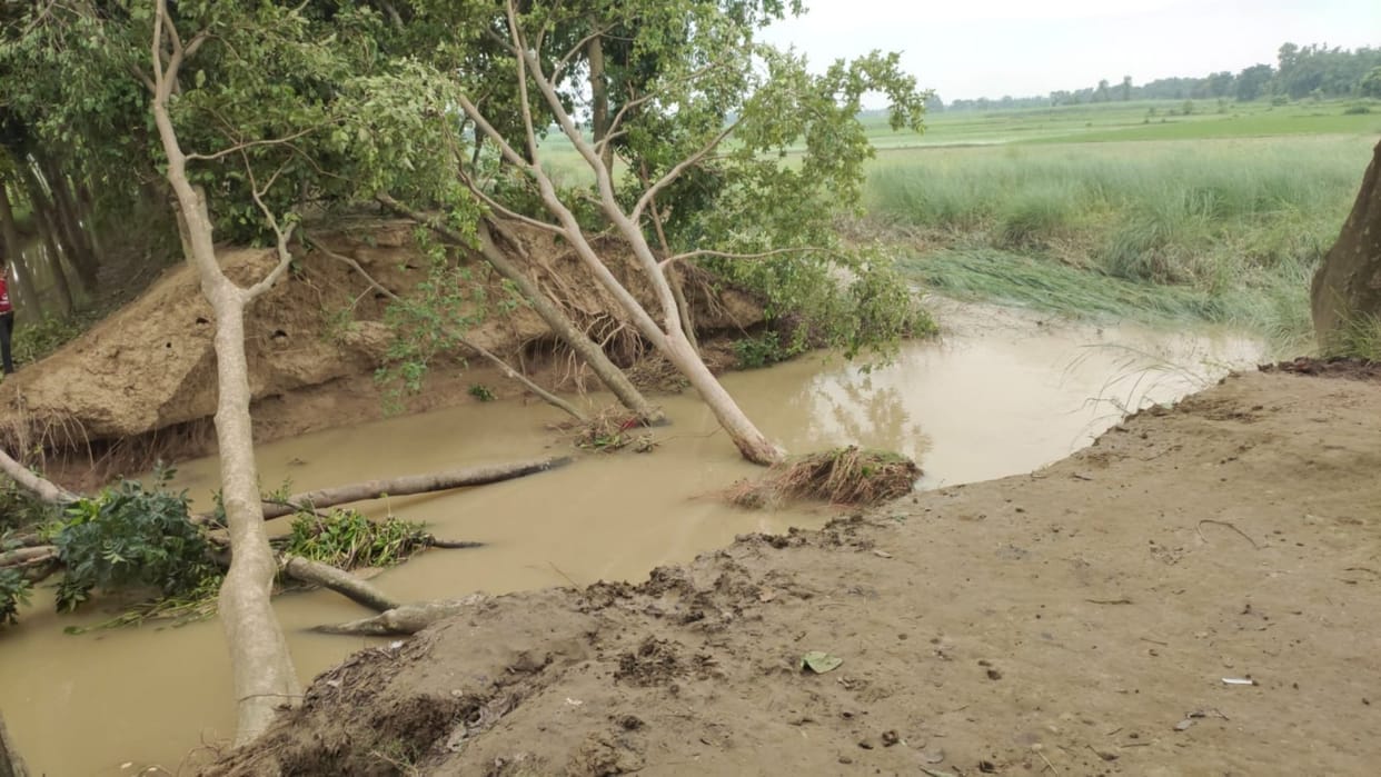 Southern embankment of Bangri river in Motihari breached at two places; Water entered residential area