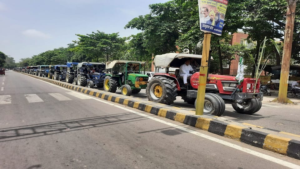 Farmers took out tractor tour to protest against lack of tender for repair of sugar mill in Sonipat