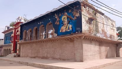 दाऊजी मंदिर के मुख्य द्वार के बराबर पुरातत्व विभाग द्वारा कराया गया कार्य