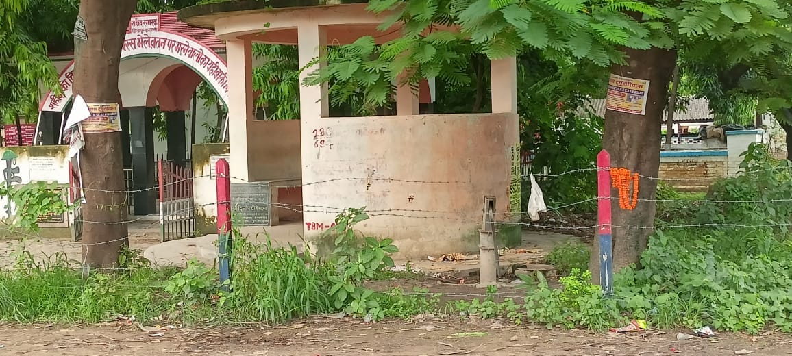 The hand pump installed at the martyr's memorial in Cholapur is bad, no one is taking care of it, passers-by q