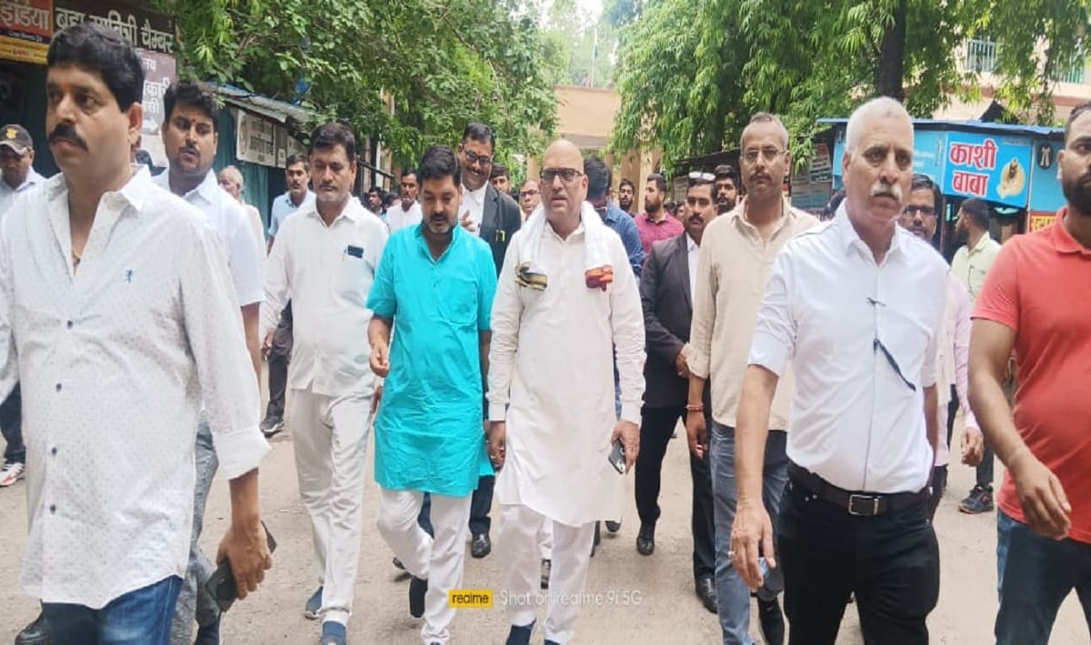 Naib Tehsildar slapped girl victim demanded fair investigation from varanasi DM