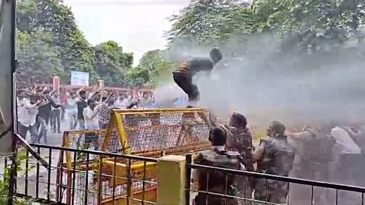 NSUI workers tried to gherao Jiwaji University