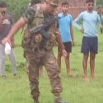 इलाके की छानबीन करते बम निरोधक दस्ते के सदस्य