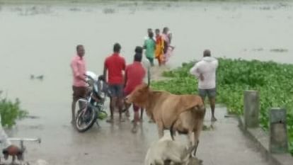 Ghaghra river flood Ghaghra crossed the red mark in Badarhuna, water on the roads, difficulty in traffic