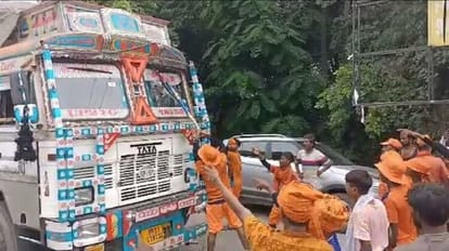 Kanwariyas blocked the Pilibhit bypass when the truck hit its side in bareilly