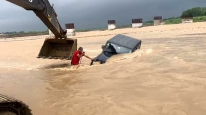 जम्मू पठानकोट हाईवे: तरनाह नाले पर वैकल्पिक मार्ग 10 दिनों में तीन बार बहा, बीस दिन पहले टूटा था पुल Jammu Pathankot Highway: Alternate route on Tarnah bridge washed away thrice in 10 days