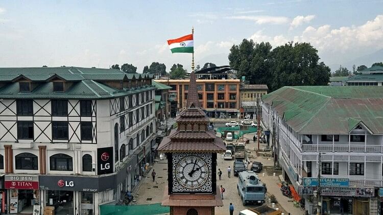 Srinagar Lal Chowk Redevelop National Flag Adorns Clock Tower Ahead Of Independence Day - Amar Ujala Hindi News Live - झंडा ऊंचा रहे हमारा:श्रीनगर के लाल चौक का बदला स्वरूप, घंटा घर