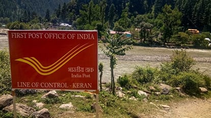 जम्मू कश्मीर: पर्यटकों को आकर्षित कर रहा केरन में LoC पर स्थित पोस्ट ऑफिस Jammu Kashmir: The post office located on LoC in Keran sector attracting tourists