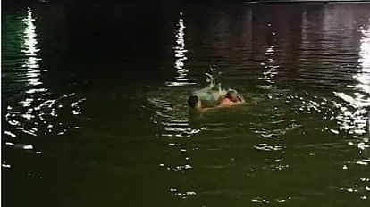 Ujjain News: शिप्रा स्नान करने गया श्रद्धालु डूबते-डूबते बचा, SDERF के जवान ने बचाई जान Ujjain News: Devotee drowned while going to take bath in Shipra, SDERF jawans saved his life