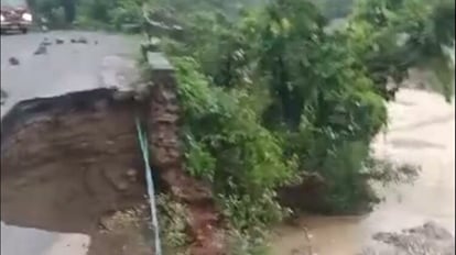Saharanpur: पहाड़ों पर बारिश से सड़क धंसी, मार्ग अवरुद्ध होने से आवागमन ठप, लगीं वाहनों की लंबी कतारें Saharanpur: Road sunk due to rain on the mountains, traffic stalled due to road blockade