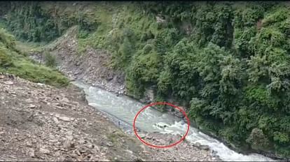 Chamba Accident: नदी में गिरी बोलेरो गाड़ी, छह पुलिस कर्मचारियों समेत सात की मौत; चार घायल Chamba Accident: Car fall into gorge in chamba five killed other missing