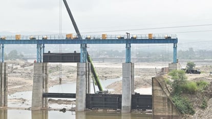 जम्मू: तवी रिवर फ्रंट के निर्माण कार्य में आई तेजी, फाटक लगने का काम शुरू Jammu: construction work of Tawi river front accelerated