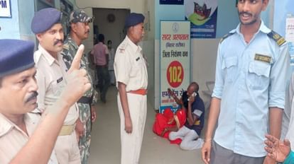 Bihar: बाइक से घर लौट रहे मां-बाप और बेटे को ट्रक ने मारी टक्कर, बच्चे के ऊपर चढ़ा पहिया; इकलौती संतान की मौत Truck collides with parents and son returning home by bike in Nalanda, only child died due to crushing