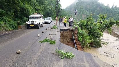 सहारनपुर रोड के पास धंसी सड़क