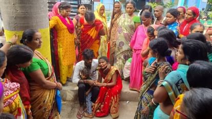 Youth injured after falling down from auto while sleeping in Vaishali died while being taken to hospital