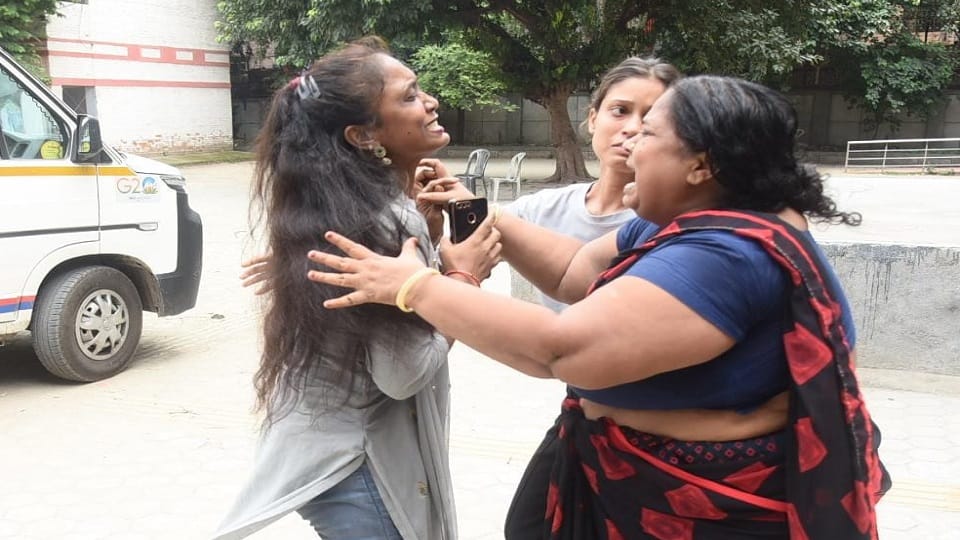 100 girl students fall ill in MCD school after consuming mid day meal in delhi