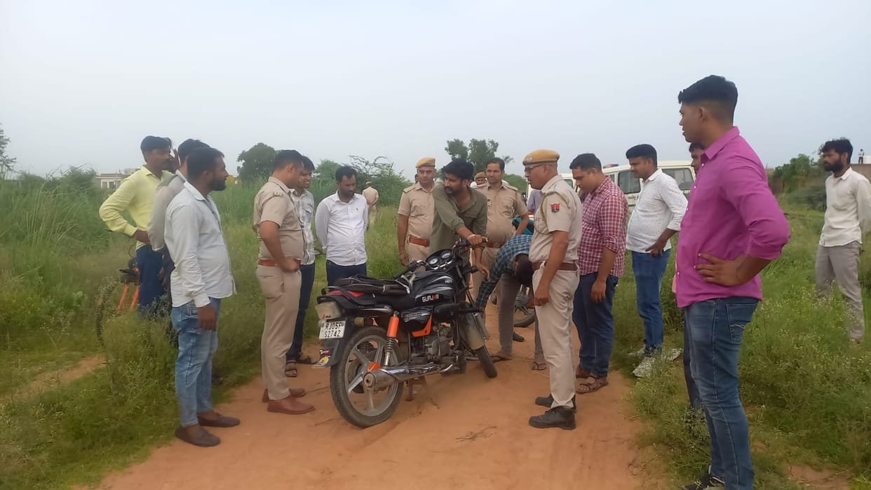 Dholpur The miscreants looted one lakh 88 thousand rupees from the finance worker on the basis of weapons