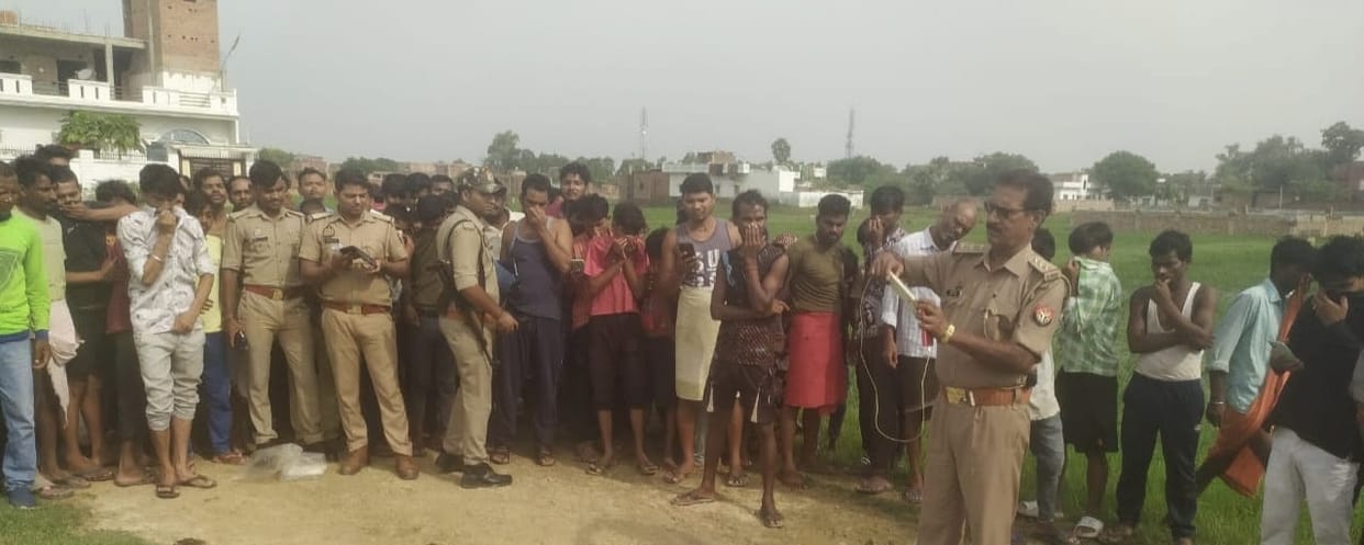 Chandauli News: Sensation after the dead body of a young man was found in the pond, the dead body being said t