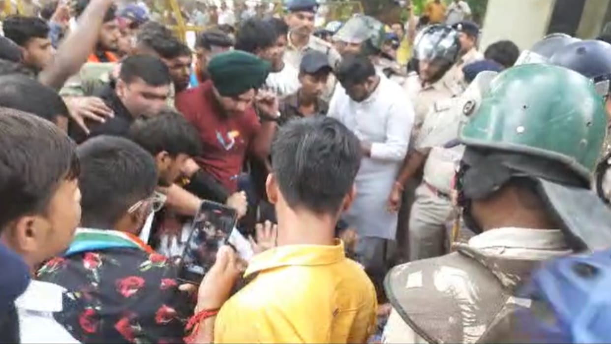 Jabalpur: Lathi charge on NSUI workers going to lay siege to collectorate, more than a dozen arrested