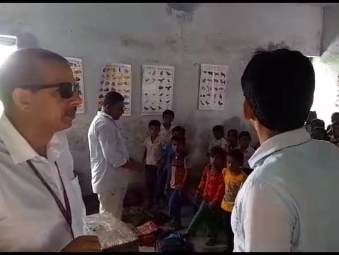 kk pathak bihar teacher news while visiting school in samastipur, kk pathak ias asked homework to bihar board