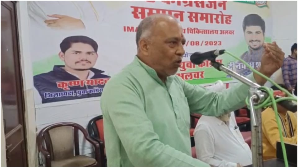 In front of minister Tikaram Julie Congress leader says 4.5 years even son and daughter-in-law of party leader