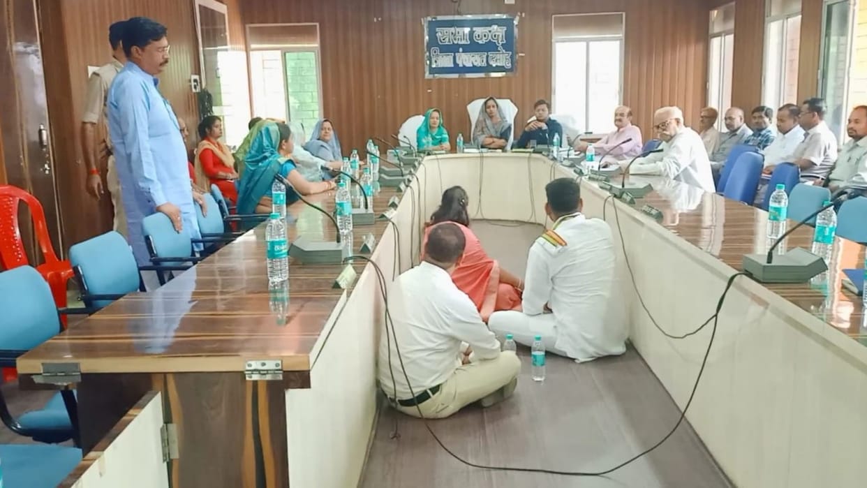 District Panchayat members sat on the ground if they did not get a chair in Damoh District Panchayat meeting