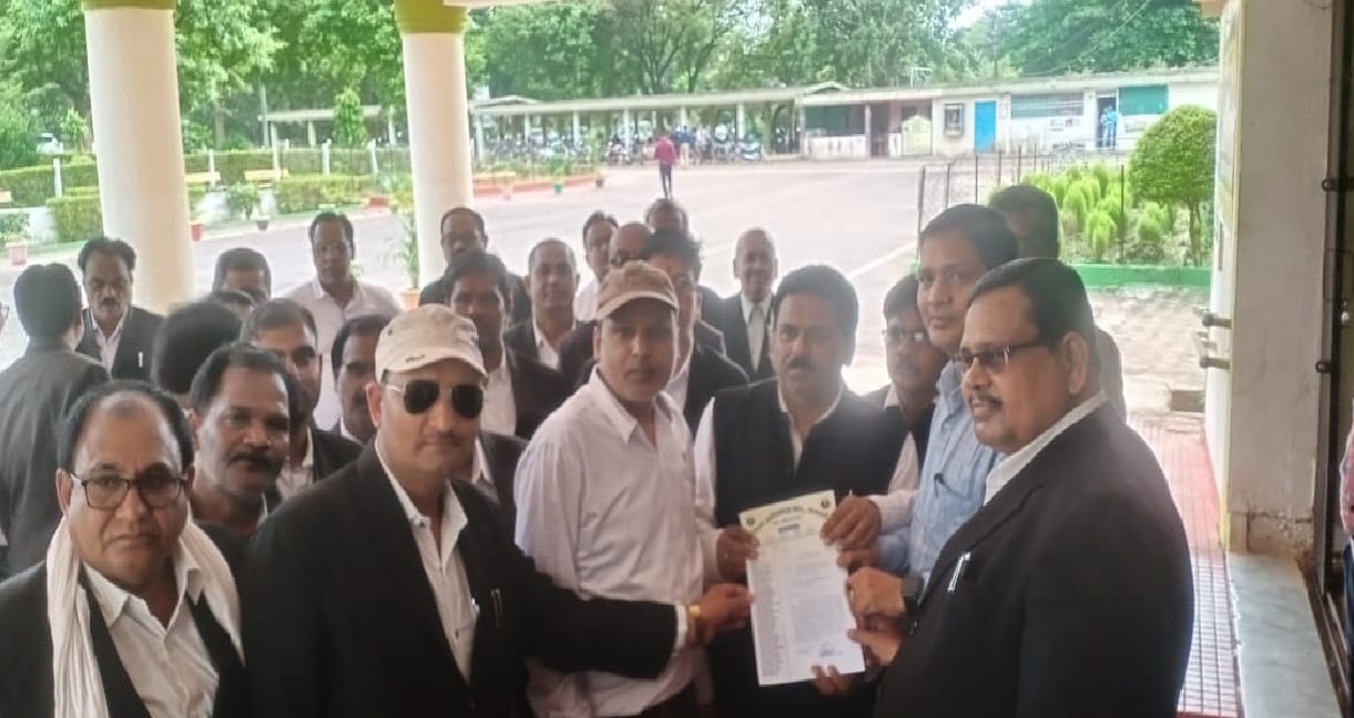 Kabirdham District Advocates Association submitted memorandum to Collectorate regarding pending demands