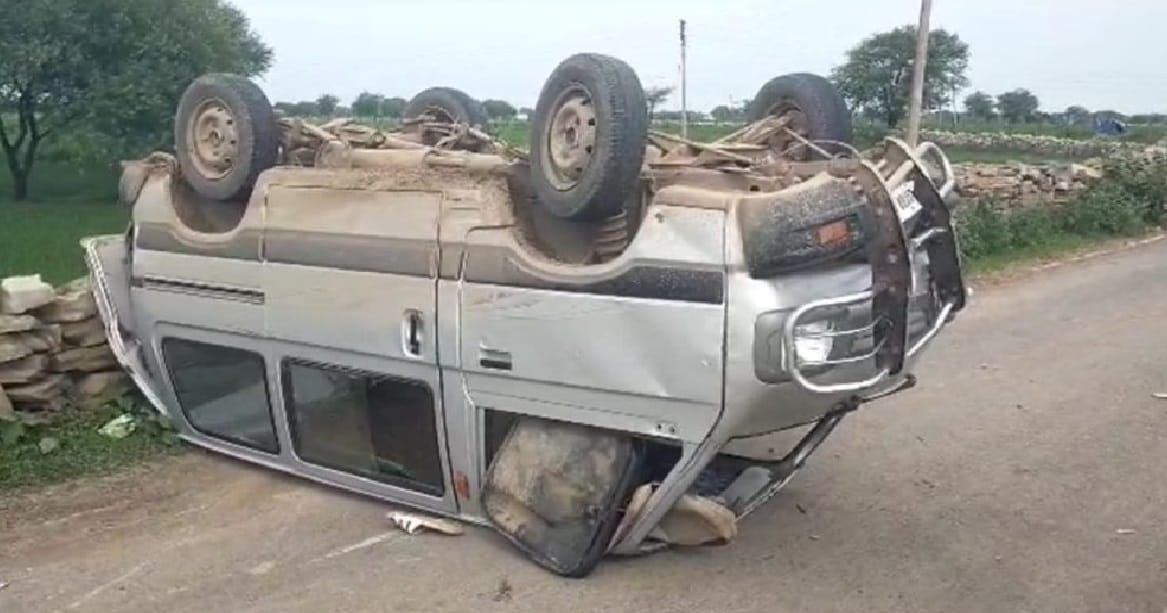 students and driver were injured after school van overturned in Kabirdham