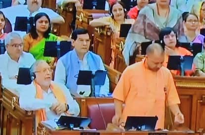 सदन में मुख्यमंत्री योगी आदित्यनाथ।