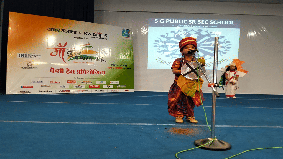 The city painted in the color of the tricolor, patriotic songs echoed