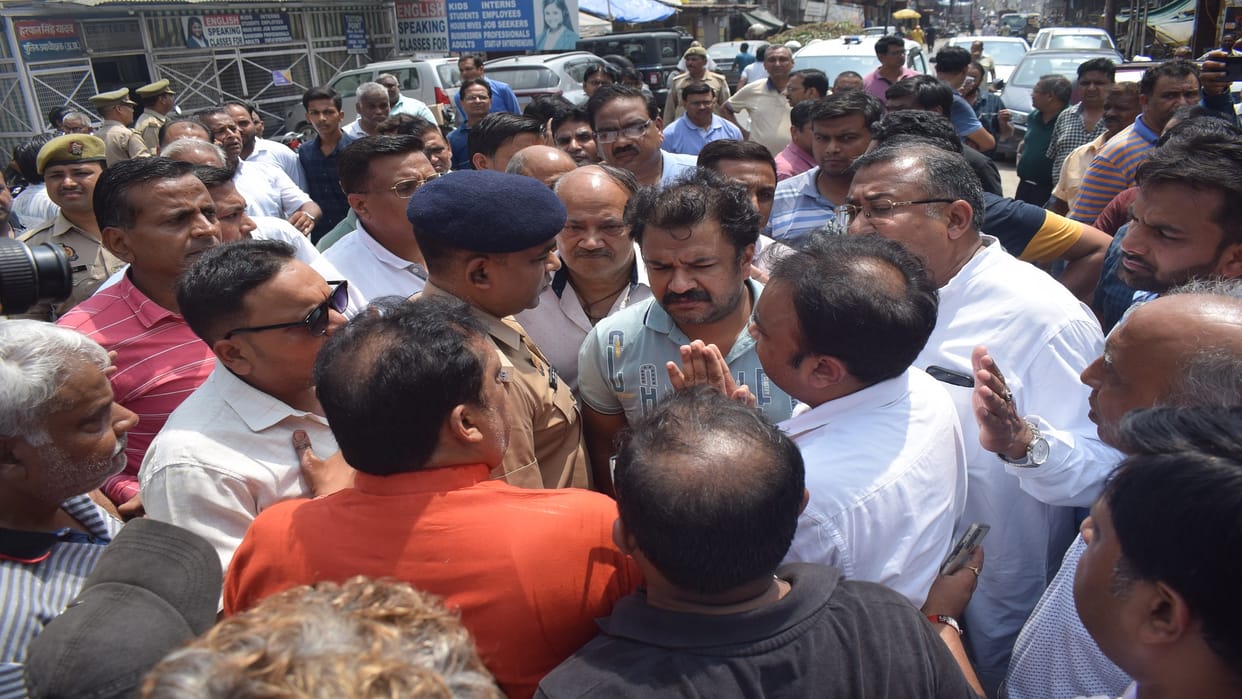 UP: Traders have protest and blocked road, demanding arrest of accused in case of murder of couple