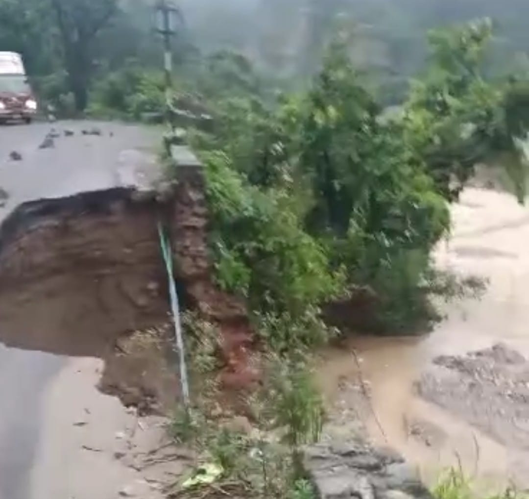 Saharanpur: Road sunk due to rain on the mountains, traffic stalled due to road blockade